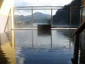 眼下には阿賀野川が流れおいしい空気と温泉が一度にあじわえる