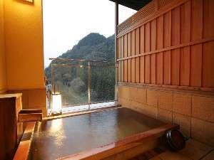 貸切露天で景色とお湯を独占できるのが、またひとつ贅の窮み