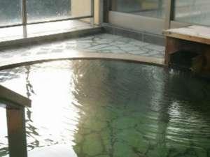 朝の光を浴びて一層輝きを増す翠玉の湯