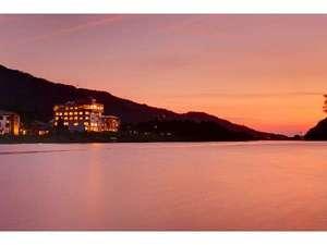 美しい夕焼けと共に阿賀野川対岸より