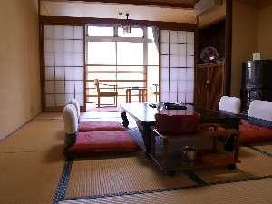 本館10帖（ウォシュレット付き）　阿賀の流れをゆったり楽しめます。