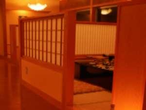 木のぬくもりが暖かな料亭「月あかり」ではゆっくりお食事が楽しめる半個室の掘りごたつ席をご用意