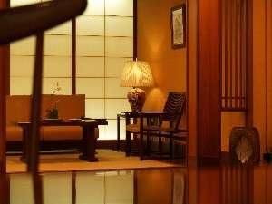 和モダンな雰囲気が漂うロビーフロア