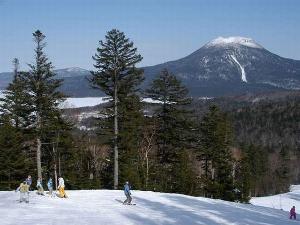 美しい景色の中で楽しめる国設阿寒湖畔スキー場。※イメージ