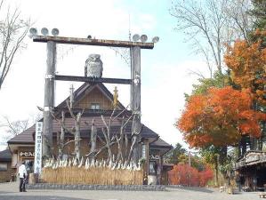 阿寒湖アイヌコタン／アイヌ文化を体験できるほか、個性的な民芸品店も並んでいます。