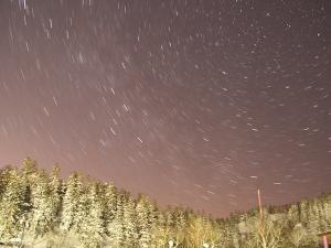 【旭岳・冬の星空】冬は大気中の水蒸気が少なくなり、色とりどりの明るい星(オリオン、すばるなど)がはっきり見えます