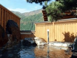 貸し切り露天風呂。掛け流し温泉であたたまる