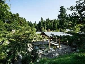 【大露天風呂　夏】野趣溢れる庭園大露天風呂