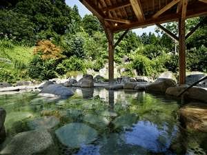 【大露天風呂　夏】野趣溢れる庭園大露天風呂2