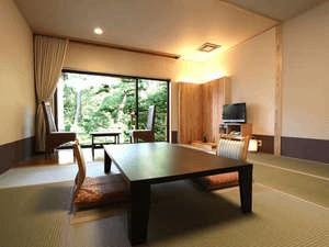 【滝見亭和室】滝の音が聞こえるお部屋。景観もナンバーワンです。