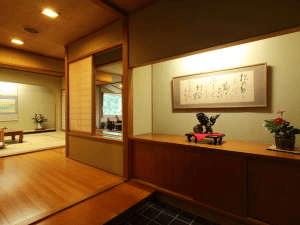 【特別室御風の間】広くとった玄関上がり框。御風の書をお楽しみください。
