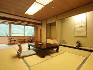【本館客室】本館客室は１２畳の純和室。お部屋からは四季を映す三千坪の大庭園を望めます。