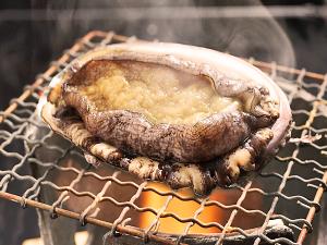 【蝦夷あわび踊り焼き】蝦夷あわびは小振りですが、餌となる昆布の旨味と香りを感じられる高級品です。