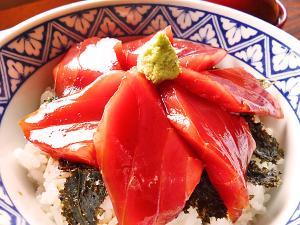 【まぐろ漬け丼】まぐろの赤身を贅沢に使用しています。