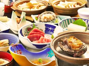 【松前香輪膳】蝦夷アワビをまるごと使った焼物の他に、海の幸を贅沢に使っています。
