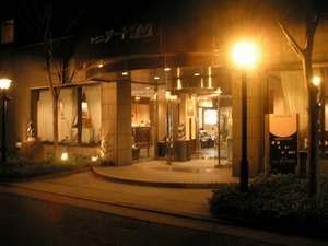 ホテルの外観です★夜はアンティークさがより引き立ちます★