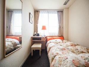 禁煙室には抱き枕が入っている部屋もございます。