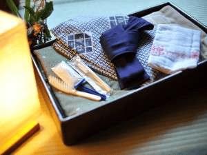 お部屋にあるアメニティー。巾着（ヘアーブラシ入り）は是非お持ち帰り下さい♪