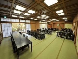 ご朝食は嬉しいイス・テーブル席でご用意。好評を頂いております。