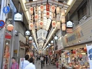 綿善旅館から徒歩」５分の新京極。修学旅行で来られた方も多いのでは？？