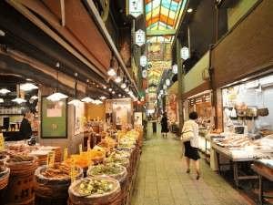 綿善旅館から徒歩２分の錦市場。京都の台所と呼ばれ、最近では食べ歩きもできます♪