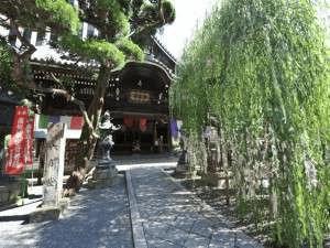 綿善旅館から徒歩５分のところにある六角堂。朝の散策にぴったり♪