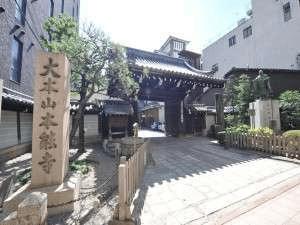 綿善旅館から徒歩８分の本能寺。織田信長公がお好きな方は是非！