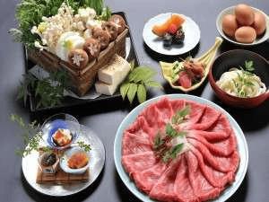 京風の味付けで召し上がって頂くボリュームたっぷりの黒毛和牛すき焼き。