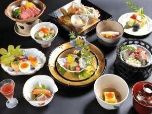 春夏秋冬・季節の会席料理。料理長自慢の会席料理をご堪能下さいませ。