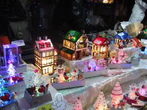 【ミュンヘンクリスマス市】ステンドハウスやサンタイルミネーションなど、冬にぴったりな小物がたくさん♪