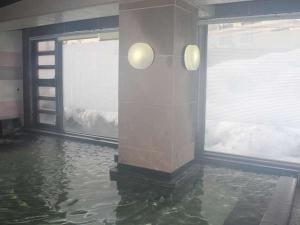 雪景色を見ながらほっこり　大浴場