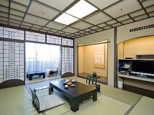 【最上階客室】黒川紀章デザインの和と洋の建築様式が巧みに織り込まれたつくりのお部屋になります。窓の外には松山城や松山市街が一望できます。
