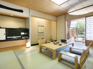 【７階露天風呂付き客室】道後温泉からの引き湯１００％の庭園露天風呂のあるお部屋になります。