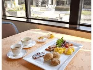 朝食窓際は朝日が差し込みポカポカと気持ちの良い朝を迎えることができます