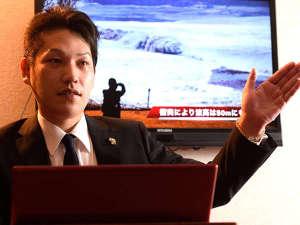 館内での震災語り部の様子。(イメージ)