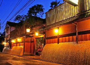■外観■清水五条駅から徒歩3分。鴨川沿いに佇む老舗旅館。夜は暖かい灯りがともります。