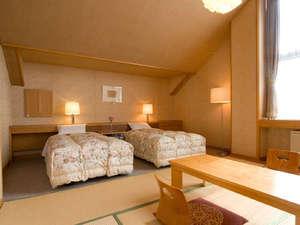 和洋室。ベッド２台と和室のお部屋。最大５名様までOK！