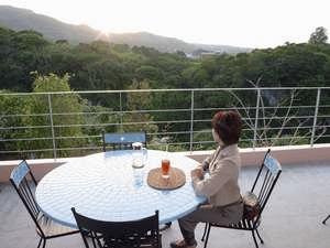 オープンエアーのカフェで乙羽岳に沈む夕日を楽しめます