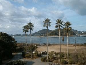 バーベキュー場と宿庭から見た岡崎海岸