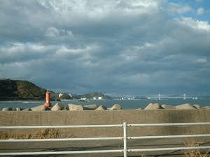 岡崎海岸を眼下に大鳴門橋・淡路島を望む景色は最高