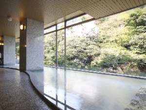 大きなガラス全面に映る四季折々の落葉山の姿。心まで洗われる大自然の中でのご入浴をお楽しみください。