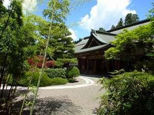 表庭にある築山と庫裏