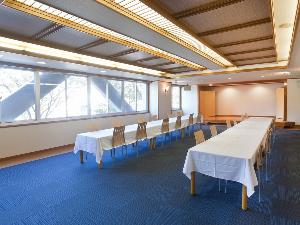 宴会場「太陽の間」　絨毯・洋椅子式