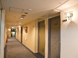 各客室前に防煙垂れ壁を備えております