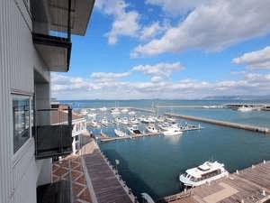 バルコニーからは海と空が一望できます