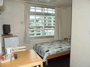 国道沿いのお部屋には防音窓をつけています。