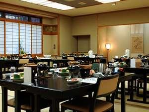 【本館】雰囲気ある和ダイニングでのご夕食。テーブル席で会話も弾みます。※別館プランはお部屋食です。