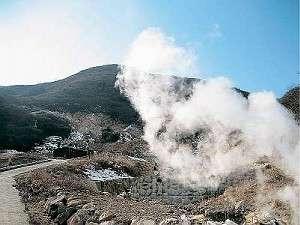 宿の源泉のひとつ「湯ノ花揚湯泉」は宿より1km先の湯ノ花沢より 07年1月撮影