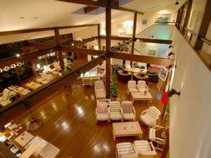 FROM UPPER DECK全館吹き抜けの大きな空間と広いロビーラウンジ