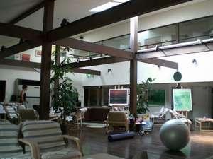 LOBBY LOUNGE天窓から注ぐ光が海洋画を照らし出す全館吹き抜けの空間